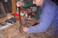 2007-12-29 Besen binden (1)